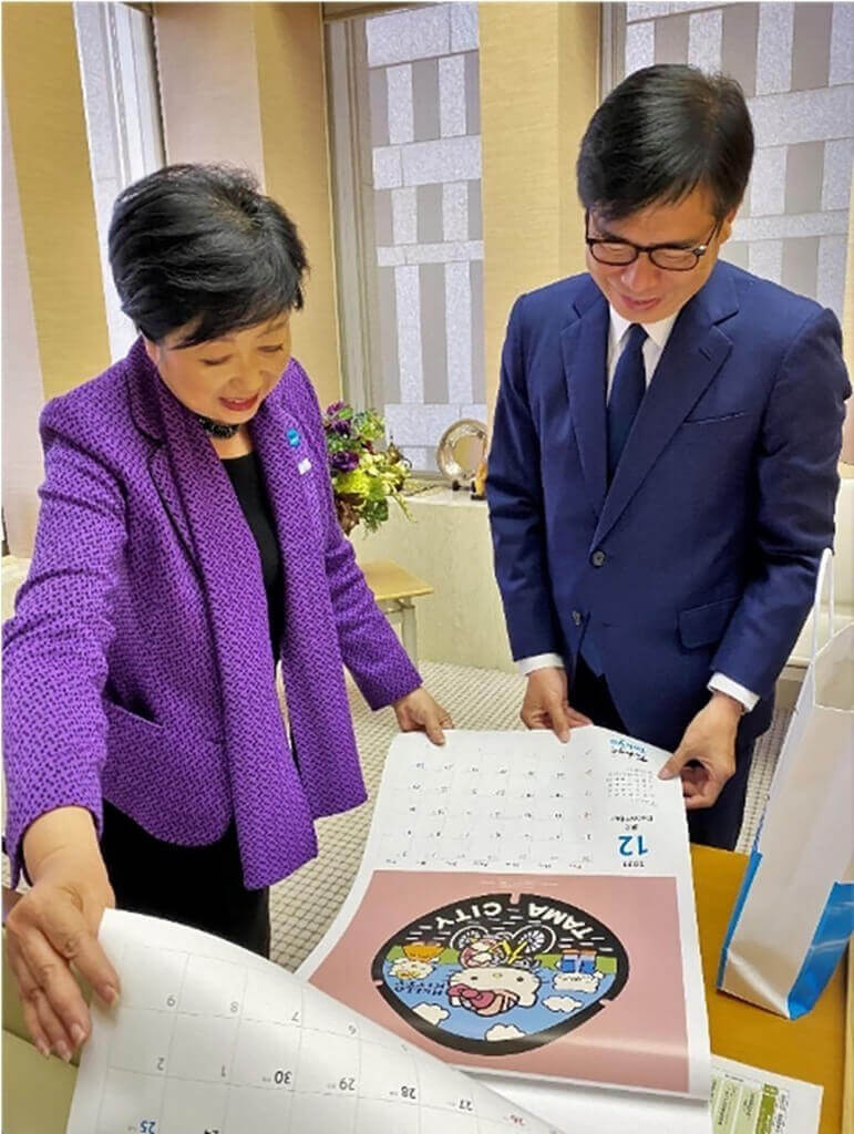 高雄市長陳其邁（右）出訪日本，12日拜會東京都知事小池百合子（左），小池百合子致贈陳其邁東京都年曆，祝福雙方友誼年年持續。（高雄市政府提供）中央社記者曾以寧傳真 111年12月12日