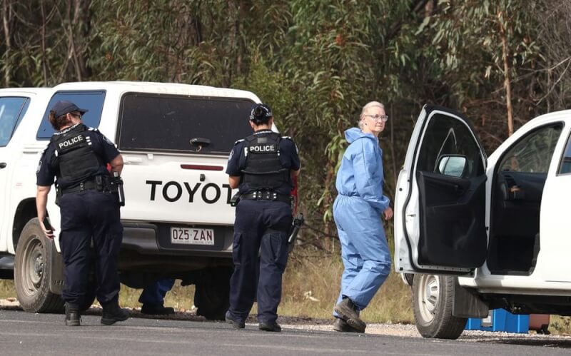澳洲昆士蘭州12日發生槍戰釀6死，其中2名警察殉職。圖為警方檢視案發現場。（澳聯社/Jason O'Brien via 路透社）