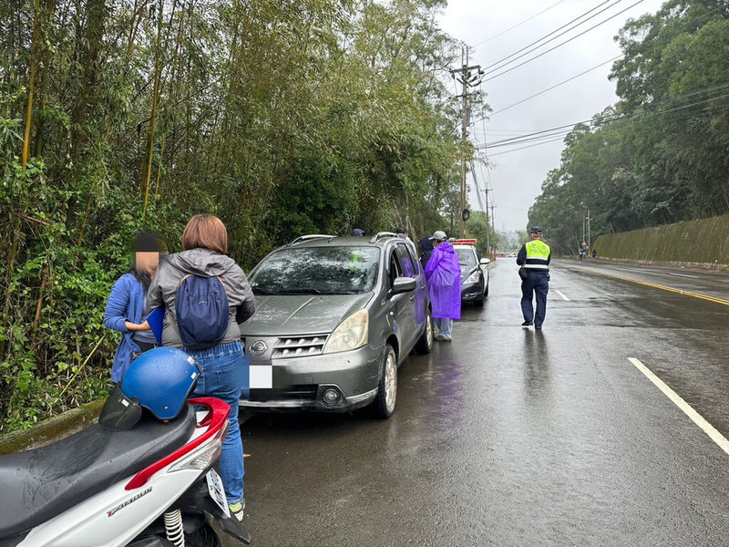 苗栗縣目前正值三灣落羽松季節，吸引遊客前往賞景，有女子駕駛白牌車違規收費載客前往停車場，遭監理站人員稽查舉發，被依公路法處罰新台幣10萬元，並吊扣駕照、車輛牌照4個月。（苗栗監理站提供）中央社記者管瑞平傳真  111年12月13日