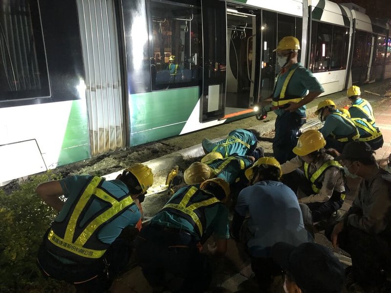 高雄輕軌列車13日下午行經C33衛生局往C34五權國小站間，因廠商進行除草養護時，疑似草皮過高捲入車底導致拋錨，所幸列車上50名旅客均安，高捷公司目前仍在派員搶修中。（高捷公司提供）中央社記者洪學廣傳真  111年12月13日