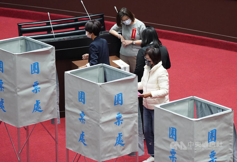 立法院院會13日上午行使公平交易委員會人事同意權投票，民進黨立委排隊投票，投票過程順暢。中央社記者徐肇昌攝  111年12月13日