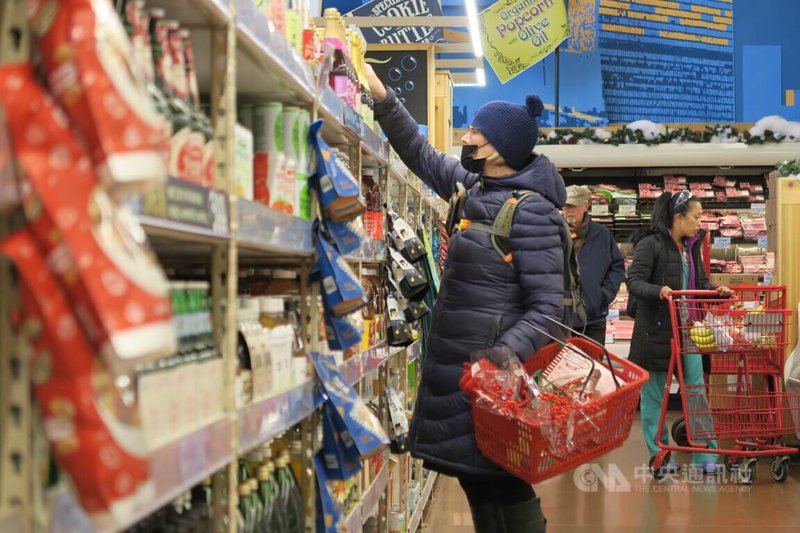 美國勞工部13日公布，11月消費者物價指數年增7.1%，低於市場預期，也是近一年來最低水準。圖為紐約民眾在曼哈頓中城一間超市購物。中央社記者尹俊傑紐約攝  111年12月13日