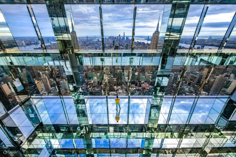紐約范德堡一號大樓SUMMIT以空中版「中央公園」為概念，採用大片的落地玻璃、反射鏡與無柱空間，打造出高空沉浸式藝術體驗，以創意無窮的方式突破邊際與界線，令人分不清虛實，讓旅客盡情感受俯瞰紐約天際線的震撼、挑戰心臟極限。（Klook提供）中央社記者汪淑芬傳真  111年12月13日
