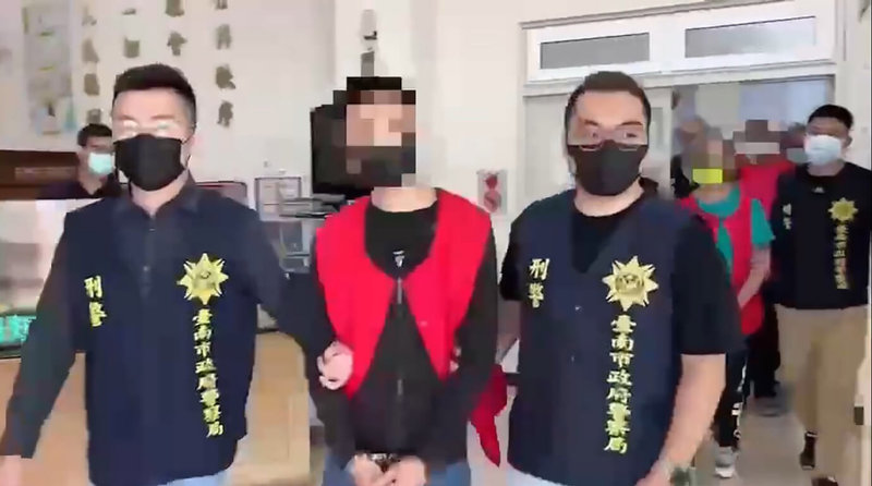 台南洪姓男子欠債未還，被討債集團誘出後擄走，簽下本票及囚禁2天才獲釋，台南市警局第五分局13日兵分多路出擊，逮捕林姓男子等4人送辦。（台南市警局提供）中央社記者張榮祥台南傳真  111年12月13日