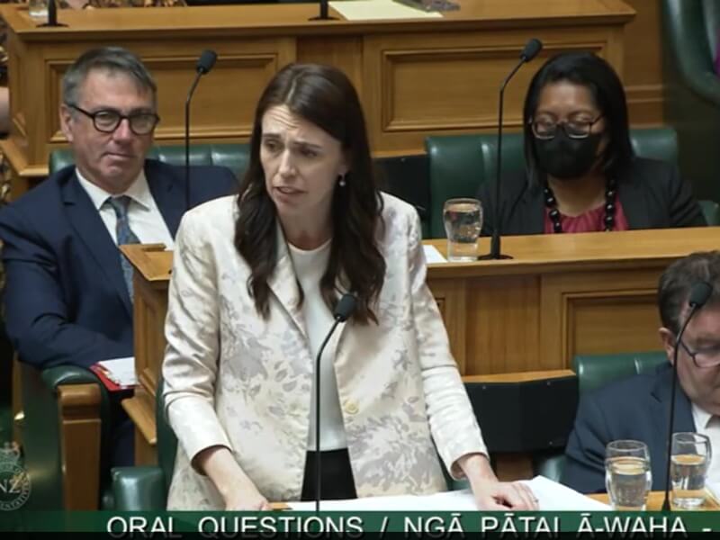 紐西蘭總理阿爾登（前）13日為她在國會稱政治對手為「傲慢的混蛋」道歉。（圖取自紐西蘭國會網頁ondemand.parliament.nz）