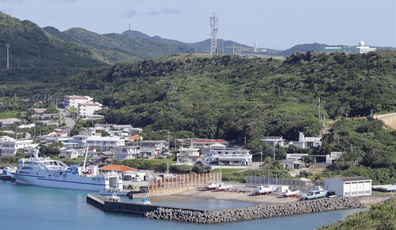 與那國島屬日本沖繩縣先島群島，是日本國土最西端，距台灣僅約110公里。圖為與那國島的村落，右後方為日本自衛隊雷達設施。（共同社）