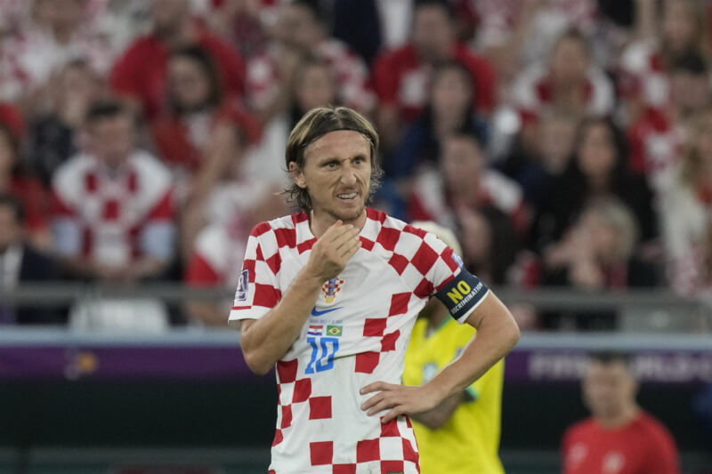 克羅埃西亞將在2022卡達世界盃足球賽4強戰對上阿根廷，莫德里奇（前）表示，要擋下梅西並不容易，但克羅埃西亞會做好準備。（美聯社）