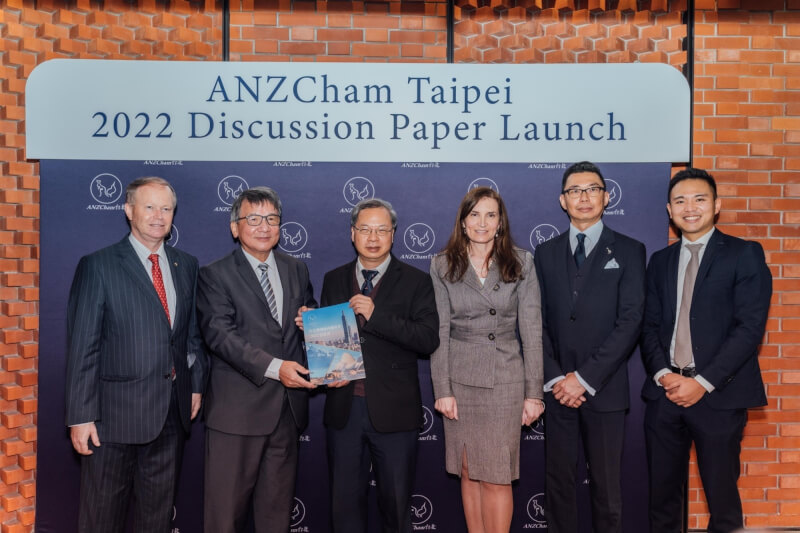 澳紐商會13日發表2022白皮書，由國發會主委龔明鑫（左3）代表接受。（圖取自facebook.com/NZCIOTaipei）