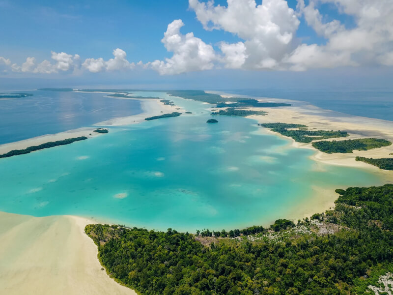 國際拍賣公司蘇富比原訂上週公開標售印尼摩鹿加群島100多個島嶼，受到印尼官員及環保團體批評，拍賣日期延至明年1月24日。（圖取自蘇富比網頁casothebys.com）