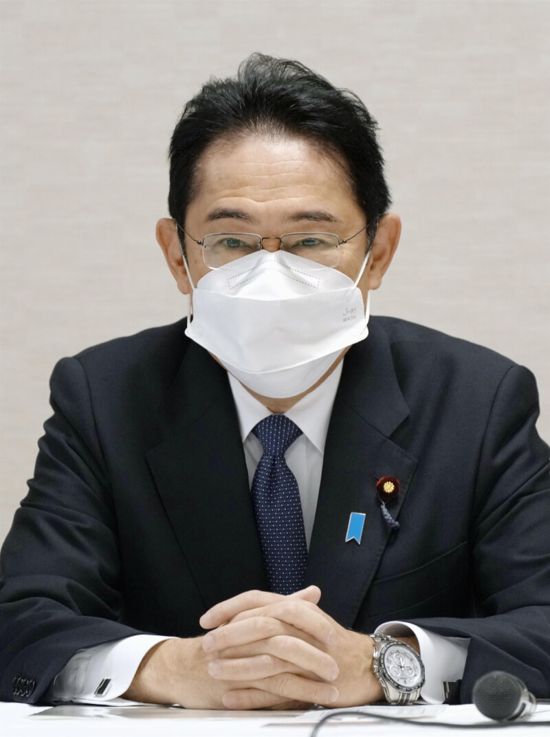 日本首相岸田文雄13日重申將增稅籌措防衛經費增加所需部分財源，但發言提到「國民自己的責任」引發網友熱議。（共同社）