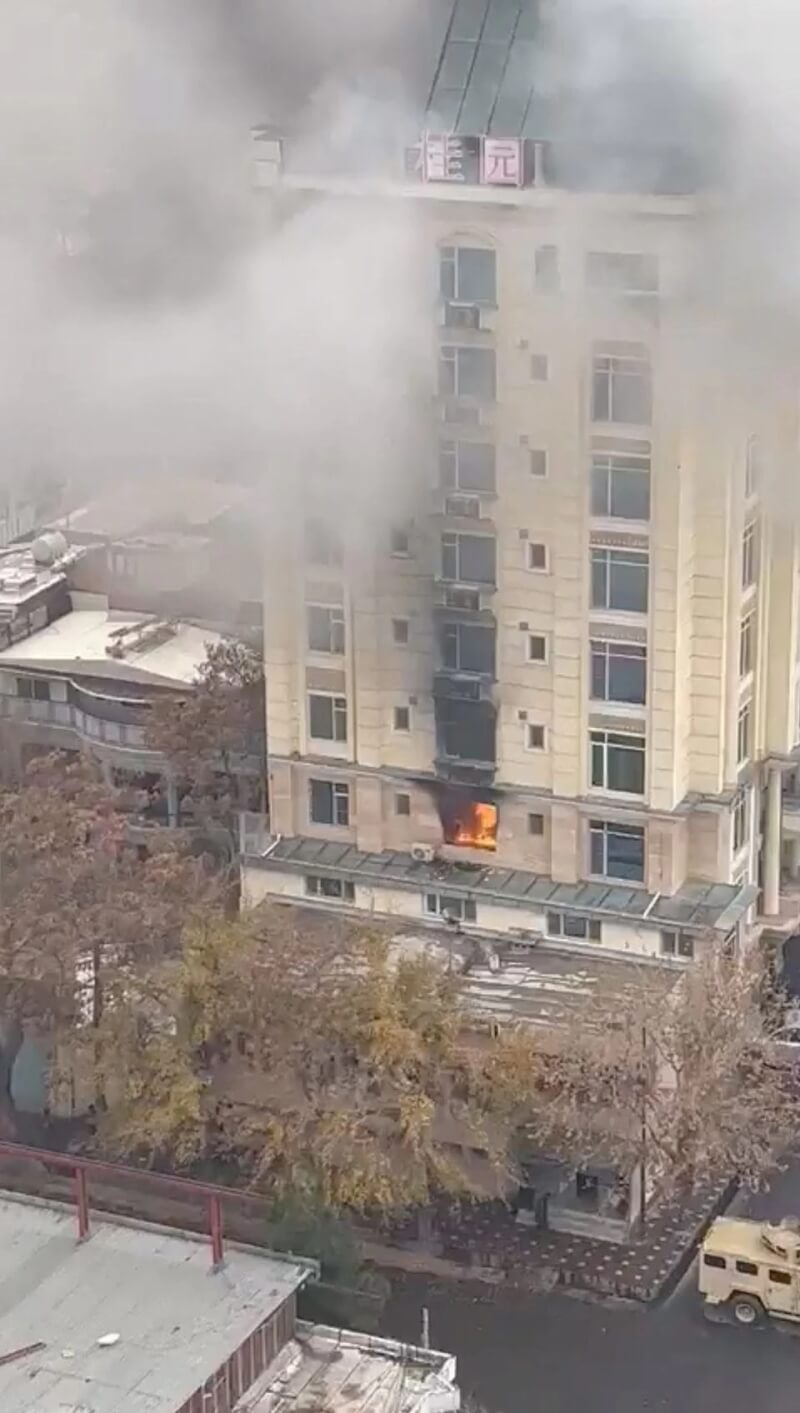 阿富汗首都喀布爾一家中國商務客常住旅館遭攻擊，3名襲擊者被安全部隊擊斃，至少2名外國房客跳窗逃命時受傷。（路透社）