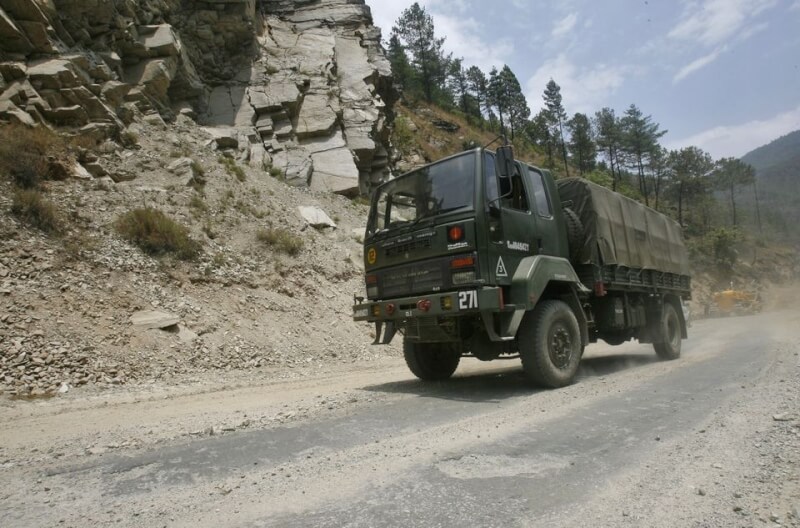 圖為2012年印度軍用卡車行駛在阿魯納查省的高速公路。（路透社）