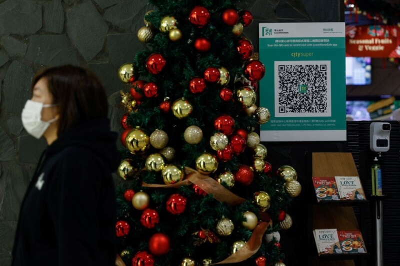 香港市民14日起不用掃描「安心出行」。圖為13日香港商場內的民眾。（路透社）