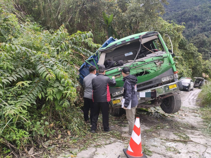 大貨車疑載礦石過重瑞穗林道翻覆釀2死 社會 中央社cna