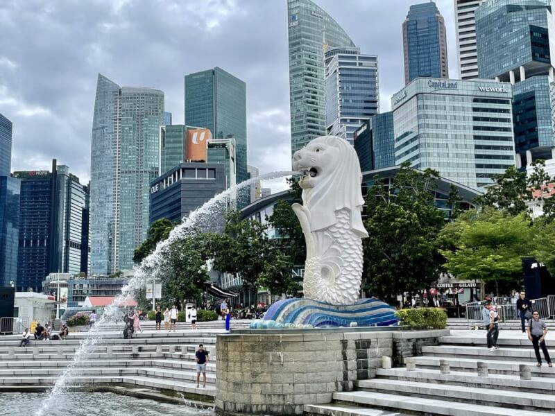 新加坡宣布，13日起擴大放寬各項防疫措施，確診者不再強制隔離。圖為新加坡地標魚尾獅。（中央社檔案照片）