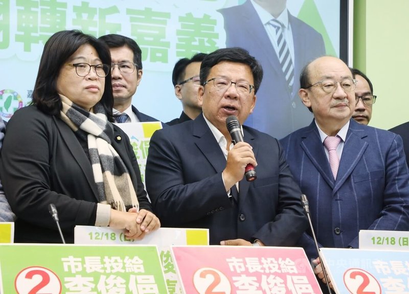 民進黨立法院黨團14日舉行「力挺李俊俋 翻轉新嘉義」記者會，民進黨嘉義市長候選人李俊俋（前中）到場接受昔日戰友的聲援。李俊俋表示，相信嘉義市民會表現給全國民眾看什麼叫民主的真諦。中央社記者郭日曉攝  111年12月14日