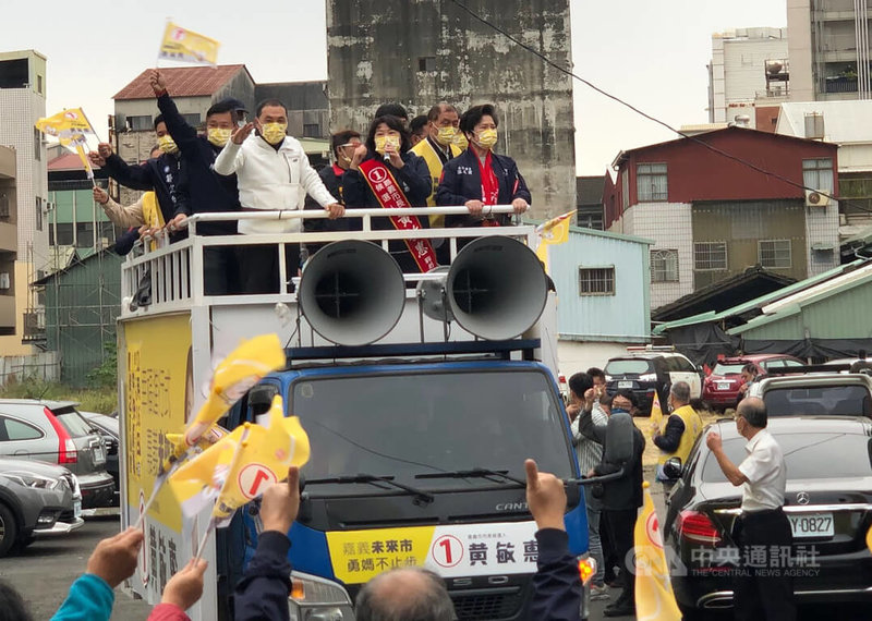 嘉義市長選舉倒數計時，新北市長侯友宜（車上前左）14日陪同國民黨籍市長候選人黃敏惠（車上前中）以車隊掃街催票，也受到民眾熱情回應。中央社記者黃國芳攝  111年12月14日