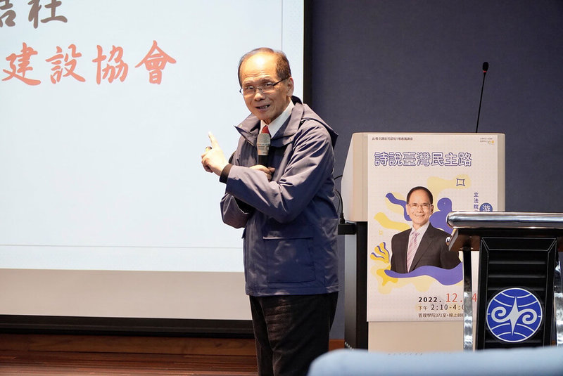 立法院長游錫堃14日應邀到暨南國際大學演講，以詩作講述台灣民主發展史，並分享自創作品，讓師生看見游錫堃充滿文學與感性的一面。（暨南大學提供）中央社記者蕭博陽南投縣傳真  111年12月14日