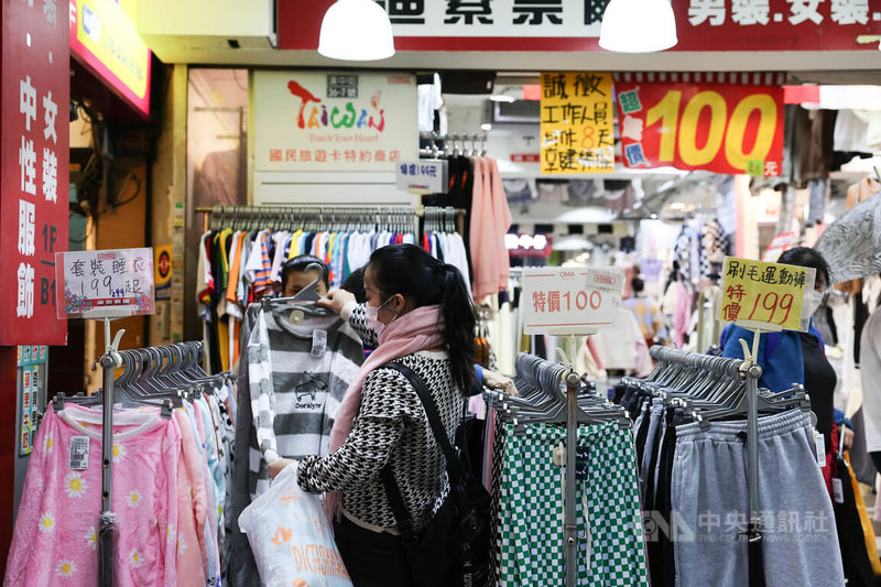台灣綜合研究院14日下修2022年經濟成長率為3.01%，勉強「保3」，並推估2023年經濟成長率僅2.51%。圖為台北西門町一間服飾店展示多種特價商品，吸引消費者上門選購。中央社記者趙世勳攝  111年12月14日