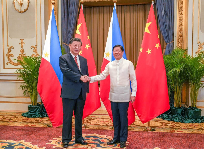 圖為菲律賓總統小馬可仕（右）去年11月17日在APEC期間與中國領導人習近平（左）會面。（圖取自facebook.com/BongbongMarcos）