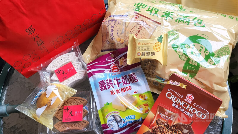 中國以註冊資訊不完整為由，暫停輸入台灣食品等。圖為郭元益、乖乖、義美等食品。（中央社檔案照片）