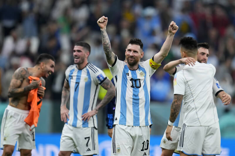 梅西（中）14日率阿根廷擊敗克羅埃西亞，闖進世界盃冠軍戰。（美聯社）