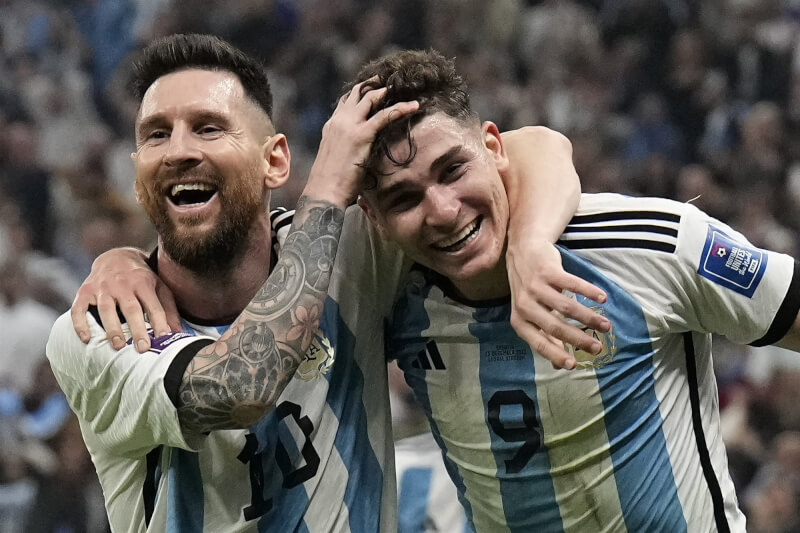 梅西（左）和阿爾瓦雷茲（右）13日在卡達世界盃4強賽中聯手攻門，阿根廷最終以3比0擊敗克羅埃西亞，贏得決賽門票。（美聯社）