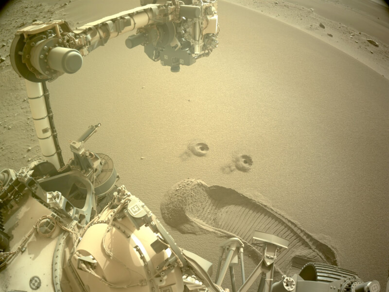 新研究顯示，NASA火星探測車「毅力號」首度錄下塵捲聲音，有助人類尋找火星上的生命痕跡。圖為毅力號2至6日收集首批風化層樣本，在火星地表留下兩個洞。（圖取自facebook.com/NASAPersevere）