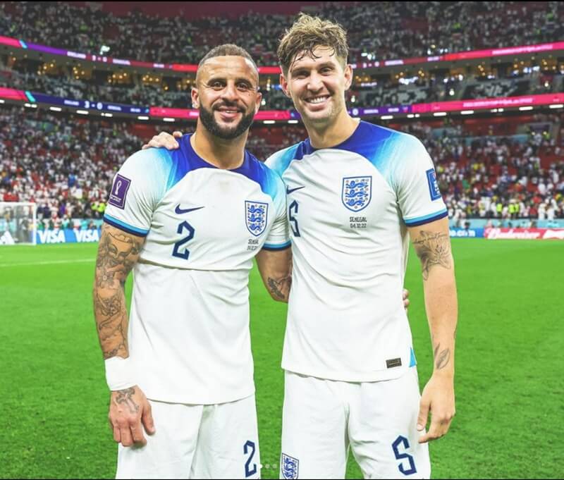 英格蘭在今年世界盃8強以1比2惜敗衛冕軍法國，其中效力曼城的雙人檔華克（左）與史東斯（右），在卡達領養了一隻流浪貓，要帶著牠一起回到英國。（圖取自instagram.com/johnstonesofficial）
