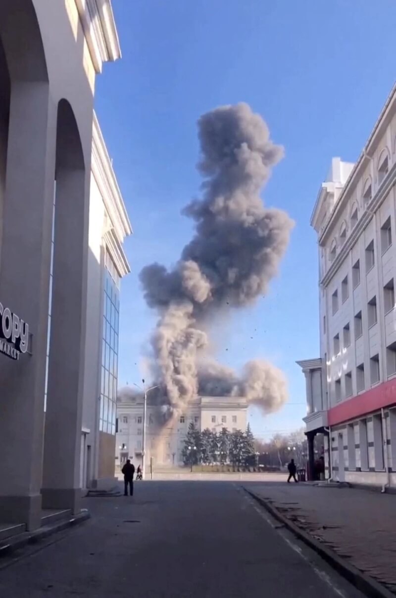 俄羅斯部隊14日以多管火箭系統對近日烏軍收復的南部赫松巿中央廣場上的州政府行政大樓進行攻擊。（路透社）