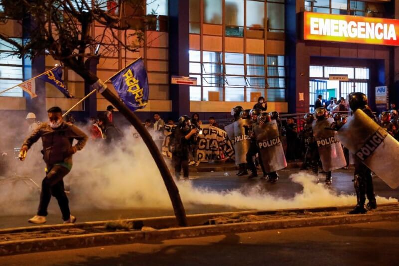 秘魯示威人群和安全部隊13日晚間爆發衝突。（路透社）