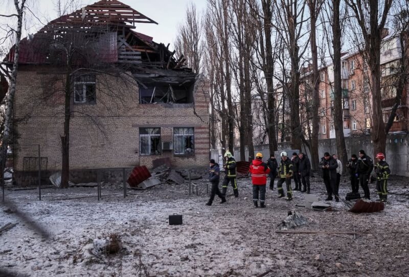 烏克蘭總統澤倫斯基14日表示，防空系統擊落攻擊首都基輔的13架伊朗製無人機。圖為搜救人員和警察在被俄羅斯無人機襲擊摧毀的建築物現場檢查無人機零件殘骸。（路透社）