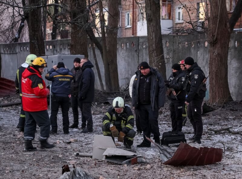 烏克蘭總統澤倫斯基14日表示，防空系統稍早擊落鎖定首都基輔的13架伊朗製神風（kamikaze）無人機。圖為搜救人員和警察在被俄羅斯無人機襲擊摧毀的建築物現場檢查無人機零件殘骸。（路透社）