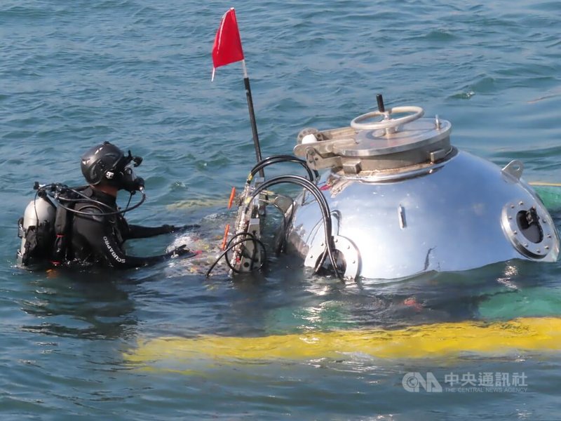 國立中山大學開發的「科研用水下載人載具」為台灣第一艘MIT迷你潛艇，15日在台船港灣實際載人下水。中央社記者曾以寧攝 111年12月15日