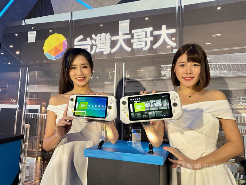 電信業者台灣大哥大15日與Logitech G、NVIDIA共同宣布Logitech G CLOUD雲端遊戲掌機在台上市，配備7吋1080p FHD螢幕，由台灣大獨家銷售。中央社記者吳家豪攝  111年12月15日