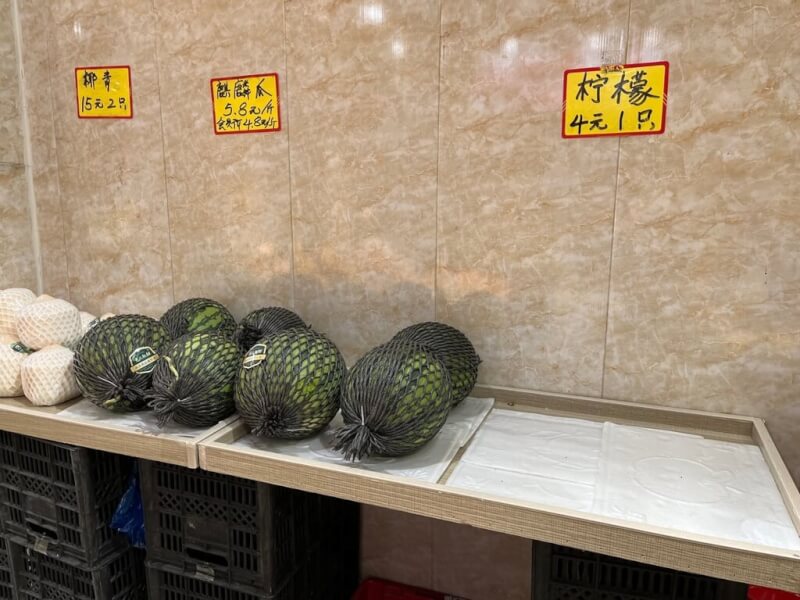 上海市掀起檸檬搶購潮，主因有醫學專家8日在COVID-19疫情記者會上建議，無症狀感染者、有鼻塞症狀者，在家休養期間可以切片新鮮檸檬泡水喝，檸檬伴隨搶購價格飆升、銷售一空，圖為一家上海的水果店，顯示檸檬已賣光。中央社記者李雅雯上海攝 111年12月15日