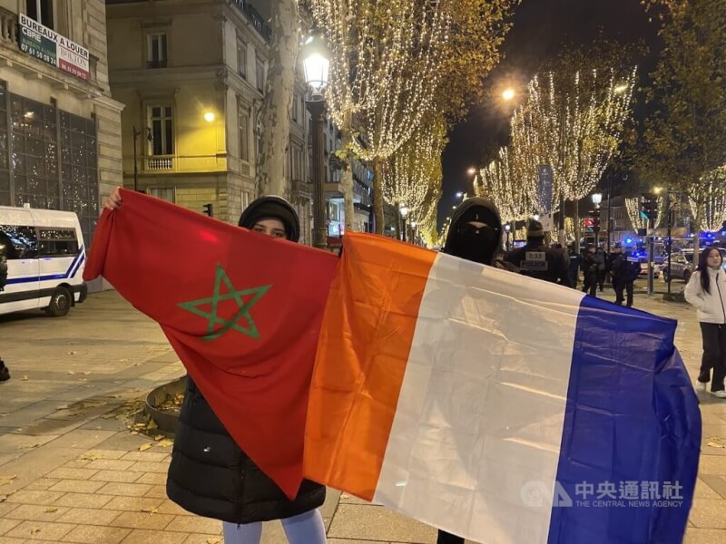 卡達世界盃法國擊敗摩洛哥，取得決賽門票。然而法國有許多北非裔移民，因此法國時間14日賽後不少球迷也揮舞摩洛哥旗幟。他們表示，兩隊他們都支持，哪隊贏了都好。中央社記者曾婷瑄巴黎攝 111年12月15日