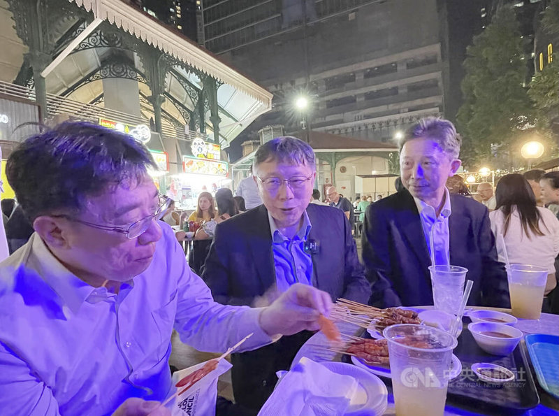 台北市長柯文哲（中）出訪新加坡，15日晚間到「老巴刹」熟食中心參訪。中央社記者侯姿瑩新加坡攝  111年12月15日