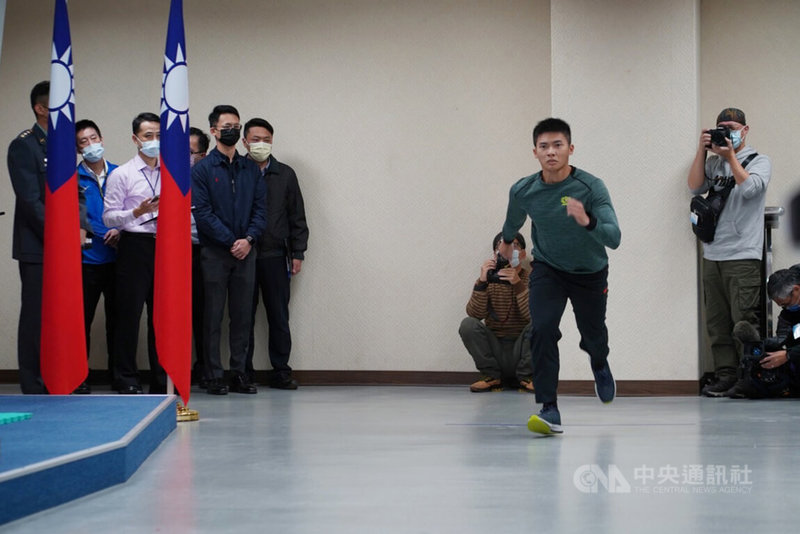 國防部15日表示，國軍參考美軍，體測項目新增1類10項，112年1月生效，圖為折返跑。中央社記者游凱翔攝  111年12月15日