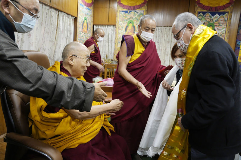 藏人精神領袖達賴喇嘛（左）15日接見印度德里台灣商會代表團，右方為德里台灣商會會長陳寶東。（達賴喇嘛辦公室提供）中央社記者林行健達蘭薩拉傳真  111年12月15日