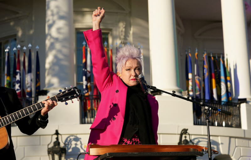 美國總統拜登14日簽署尊重婚姻法案，期間美國老牌女歌手辛蒂露波（圖）在白宮草坪上對著數以千計支持者表演她的名曲「真實的色彩」。（路透社）