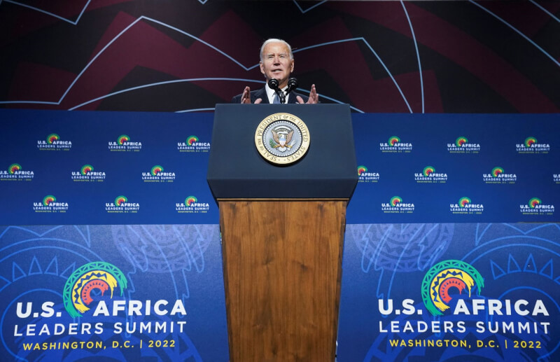 拜登政府與非洲國家領袖展開為期3天的峰會，美國14日承諾投資非洲超過150億美元發展雙邊貿易與投資，總統拜登呼籲與非洲建立長期夥伴關係。（路透社）