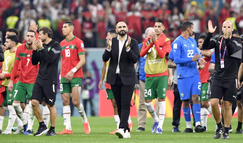 摩洛哥14日在卡達世界盃足球賽4強以0比2不敵法國，總教練雷格拉吉（前中）對子弟兵帶傷上陣的表現只有讚美，稱他們拚戰到最後一刻。（共同社）