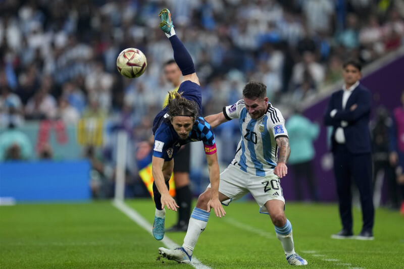 14日阿根廷對克羅埃西亞的比賽中，克羅埃西亞隊莫德里奇（左）與阿根廷隊麥克亞力斯特（Alexis Mac Allister）（右）爭奪球權。（美聯社）