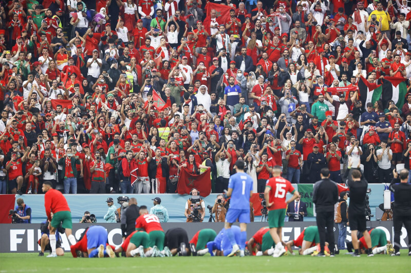 摩洛哥14日在2022卡達世界盃足球賽4強0比2敗給衛冕軍法國後，全隊跪謝祈禱。（共同社）