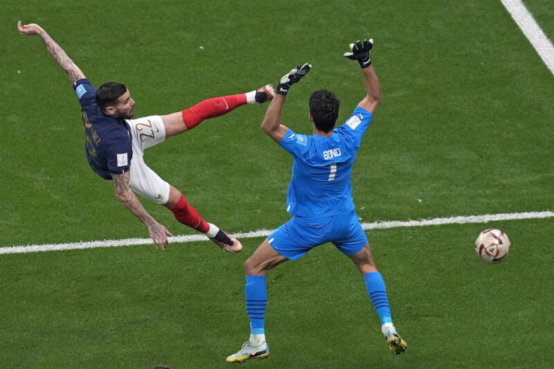 法國15日在卡達世界盃4強戰對決摩洛哥，開賽5分鐘左右即靠著後衛耶南德茲（左）閃電進球，先馳得點。（美聯社）