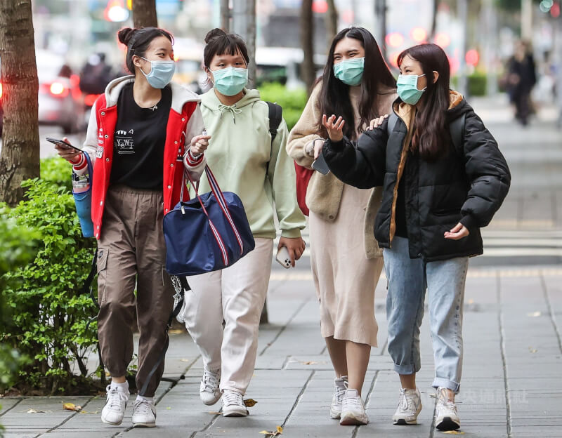 國內15日新增1萬6012例COVID-19本土病例。圖為台北市松山區街頭不少民眾仍習慣戴好口罩。（中央社檔案照片）