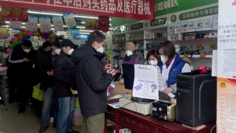 中國COVID-19疫情升溫，當地搶藥風潮擾亂全球供應鏈，台灣近5成原料藥仰賴中國進口，若中國暫停輸出將嚴重衝擊。圖為北京民眾14日排隊買藥。（路透社）
