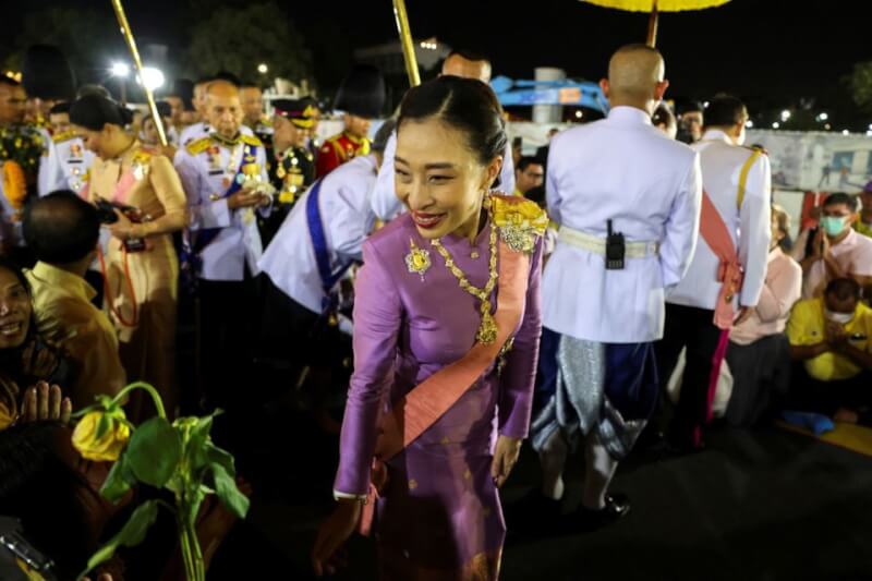 泰王瓦吉拉隆功（King Vajiralongkorn）的大女兒帕差拉吉帝雅帕公主（前）14日傍晚在呵叻府訓練犬隻時突然失去意識，目前人已在曼谷的朱拉隆功醫院檢查和治療。（路透社）