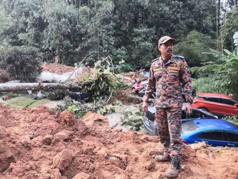 馬來西亞官員說，西南部雪蘭莪州16日凌晨發生山崩，土石滑落到一處露營區，有至少12人在睡夢中死亡。（圖取自facebook.com/BombaMalaysia.syed）